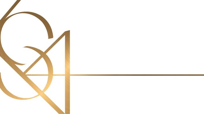 Logo stylisé de Kris Saint Ange, composé de lignes dorées entrelacées formant les initiales 'KSA' sur un fond blanc, évoquant élégance et professionnalisme.