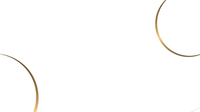 Deux anneaux dorés entrelacés sur un fond blanc, symbolisant l'harmonie et la connexion. Les anneaux évoquent l'interconnexion des expériences de vie et l'importance des relations, en écho aux témoignages de croissance personnelle et d'épanouissement dans les interactions humaines.