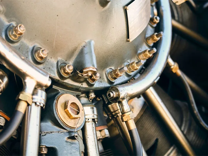 Gros plan sur les composants d'un moteur industriel, illustrant la complexité et la nécessité d'innovation technologique dans les systèmes de gestion moderne.