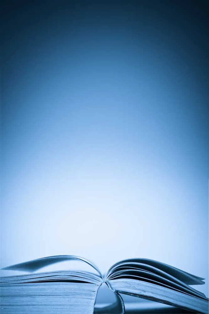 Un livre ouvert baigné dans une lumière douce et un fond bleu, symbolisant la section 'Témoignages' sur le blog de Kris Saint Ange. Chaque page du livre représente les récits personnels et les expériences transformées par les guidances de Kris, partagées par ceux qu'elle a aidés.