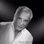 Portrait en noir et blanc de Michel Berreur, un acteur et cascadeur reconnu, également adepte des arts martiaux, posant en kimono blanc avec un regard confiant vers la caméra.