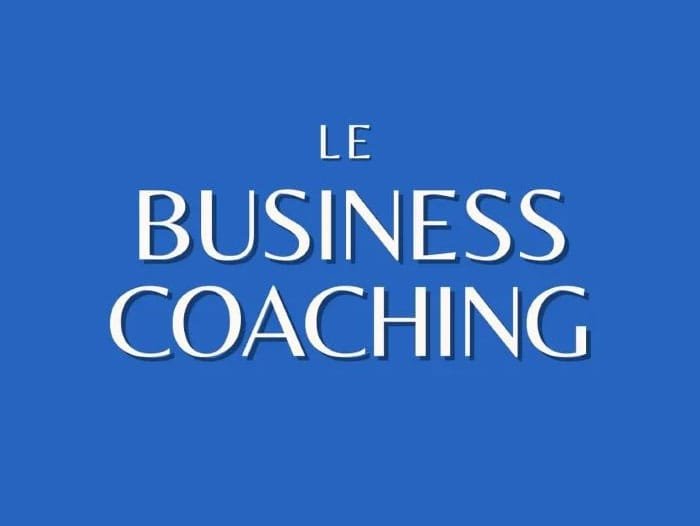 Texte en blanc sur fond bleu indiquant 'Le Business Coaching', représentant la croissance et l'amélioration des entreprises par le coaching.