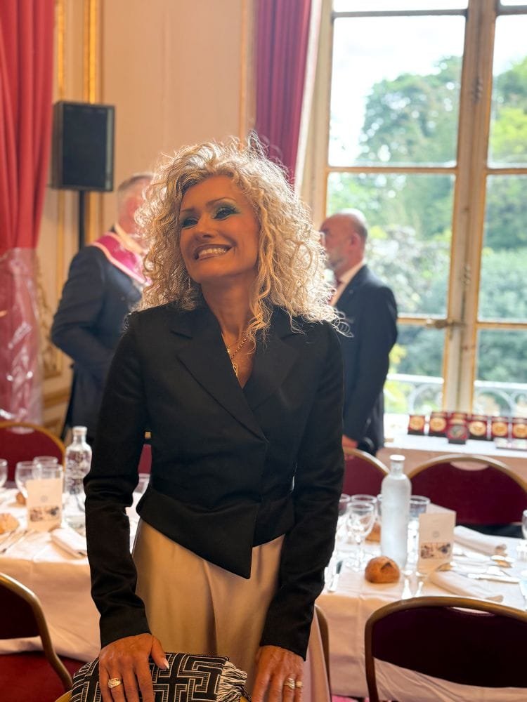 Ce 6 juin, sous les ors symboliques du Sénat, la Ligue Universelle du Bien Public m’a honorée d’une distinction qui transcende ma seule personne. Cet hommage, cristallisé dans l’enceinte même où se débattent les grands équilibres sociétaux, appartient à l’écosystème d’excellence et de générosité que nous co-construisons. À vous, j’adresse ma profonde gratitude. Mon parcours, marqué par l’alliance paradoxale d’un rationalisme académique et d’une quête existentielle face aux fractures systémiques, n’aurait pu atteindre cette reconnaissance sans votre soutien.