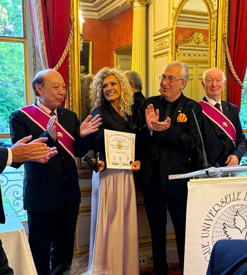 Cérémonie de remise de diplôme de la Ligue Universelle du Bien Public au Luxembourg - Kris Saint Ange recevant sa distinction